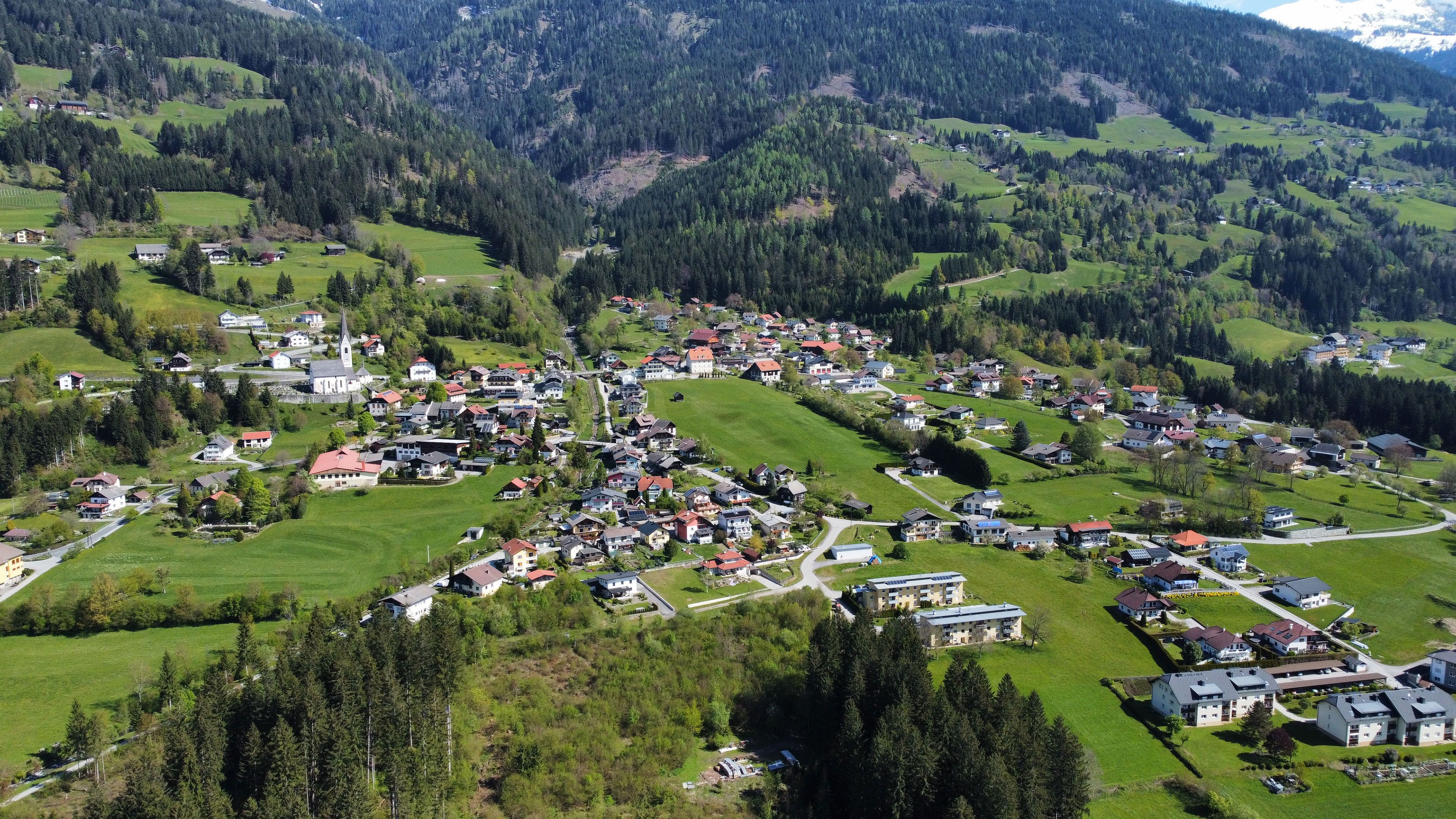 Dorf Berg im Drautal von Oben